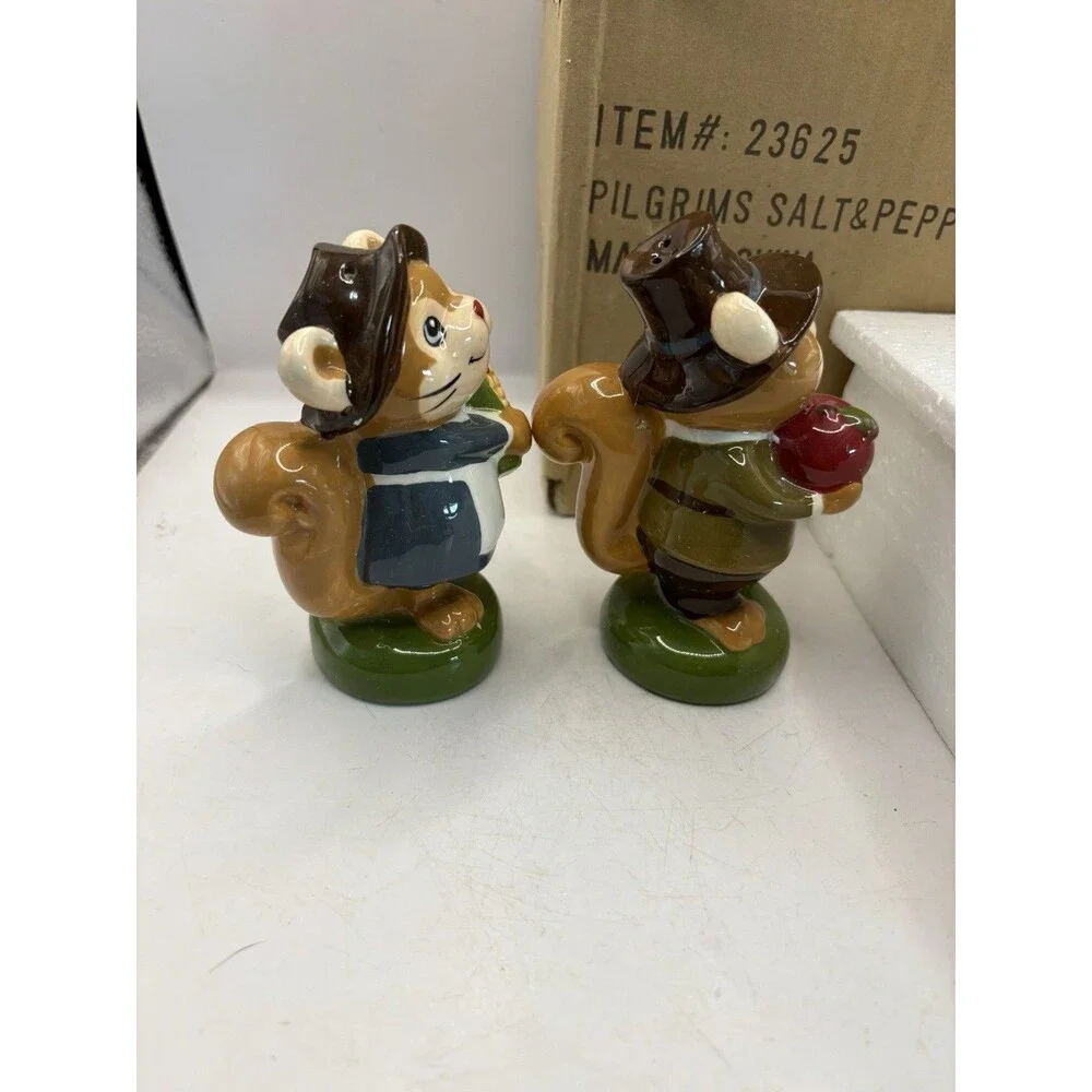 Pilgrim Squirrels Ceramic High Gloss Salt And Pepper Shaker’s Thanksgiving NIB